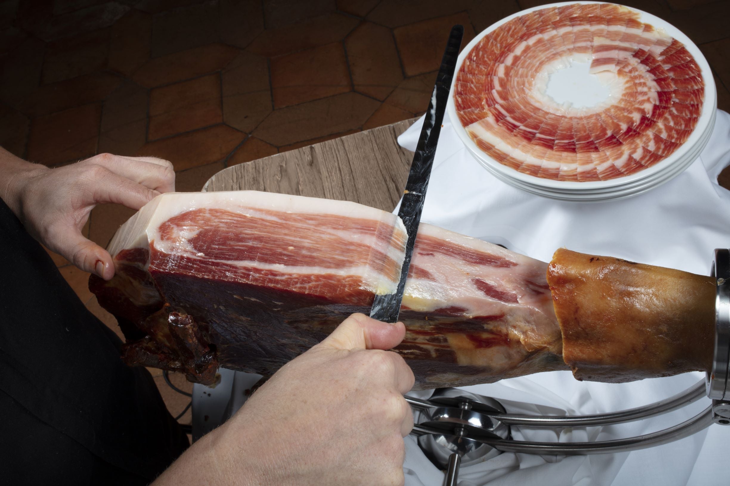 How to carve an Iberico or Serrano ham with the help of a Joselito expert!