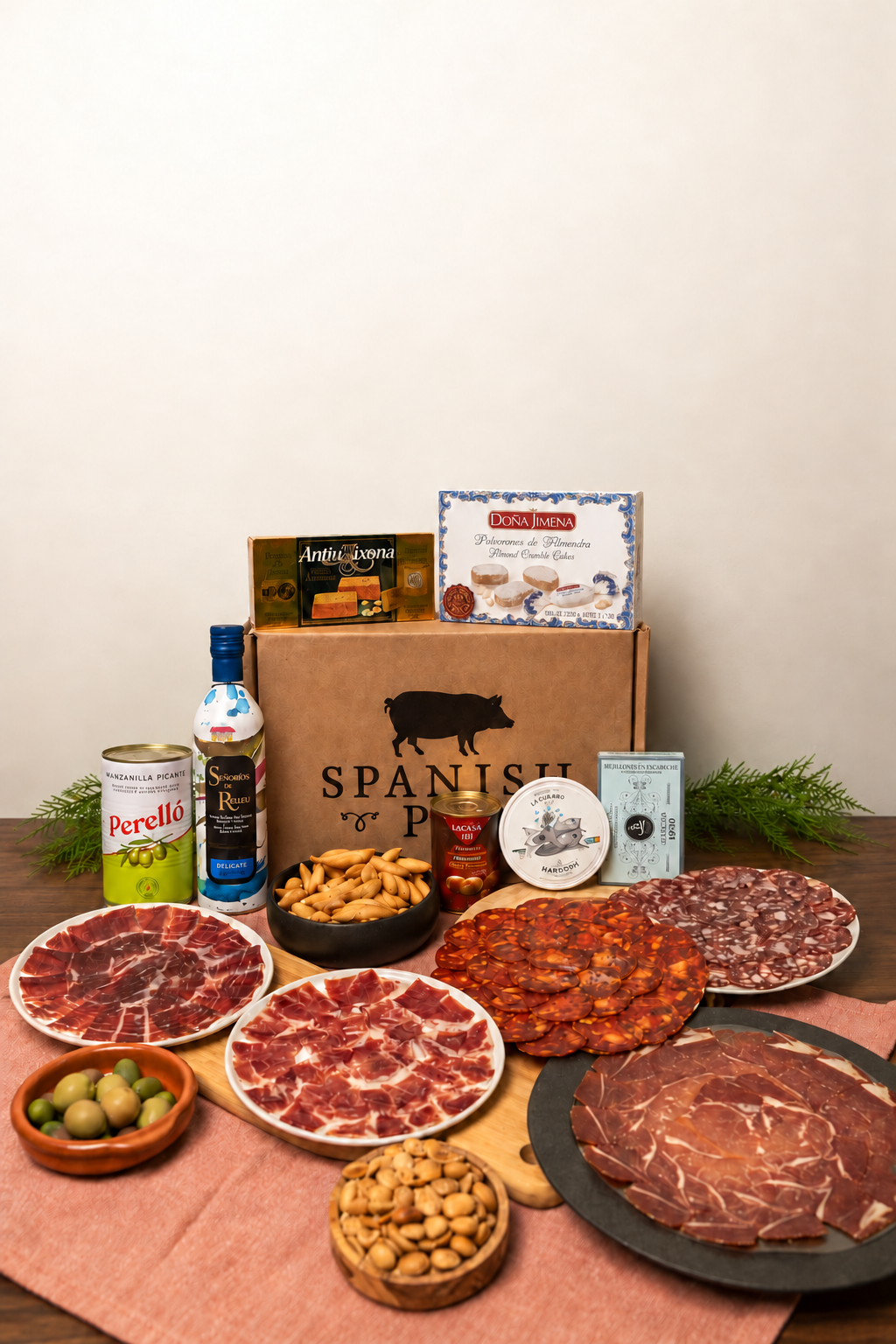 Feliz Navidad Gift Box with Bellota, Cebo and Serrano ham, Ibérico charcuterie, Señoríos de Relleu oil, Perelló olives, Real Conservera Selección 1920 mussels, turrón and Doña Jimena polvorones