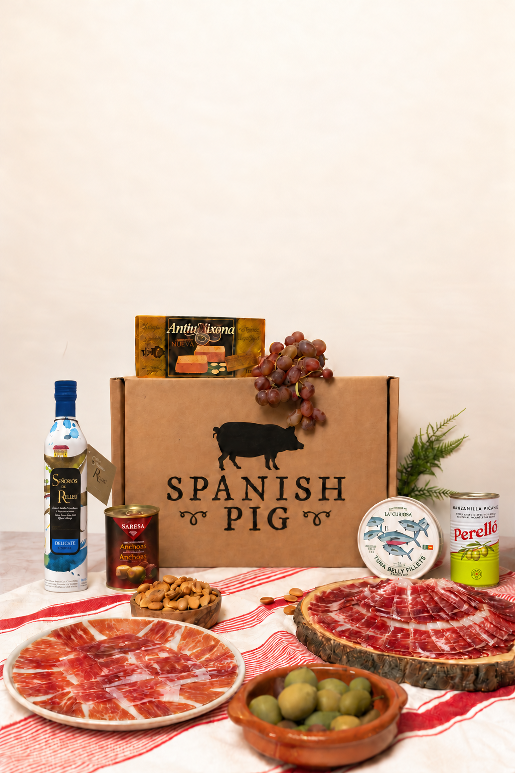 Olé Box with Ibérico de Cebo and Bellota ham, Señoríos de Relleu olive oil, La Curiosa tuna belly in olive oil, Perelló olives, Marcona almonds and turrón.